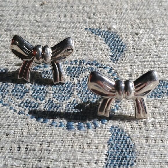 Vintage Pair of Silver Sterling Bow Earrlings - Picture 2 of 5